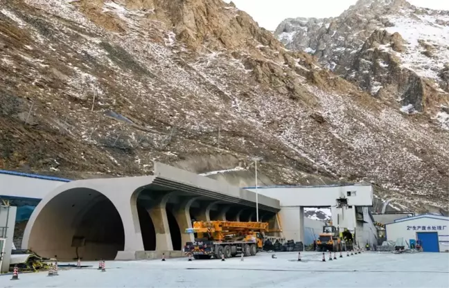 Dünyanın En Uzun Otoyol Tüneli Tianshan Shengli Açılıyor