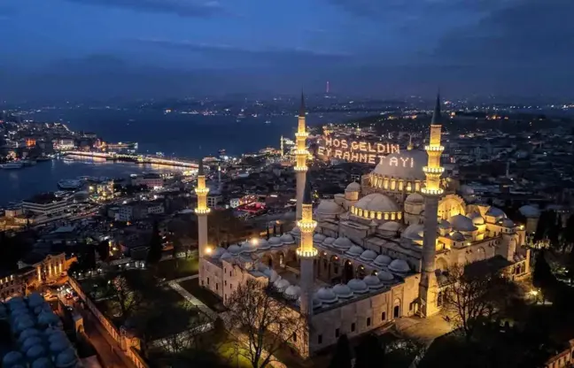 İstanbul'un Mahya Geleneği: 450 Yıldır Ramazan'ı Süslüyor