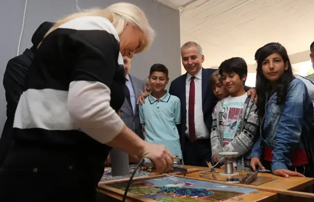 Uluslararası Cam Bienali'nde sanatçılar cam eserleri
