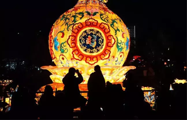 Çin'in Jinan Kentindeki Fener Gösteri Turistlerin İlgi Odağı Oldu
