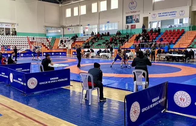 Kırşehir'de Okul Sporları Gençler Güreş Grup Yarışmaları Tamamlandı