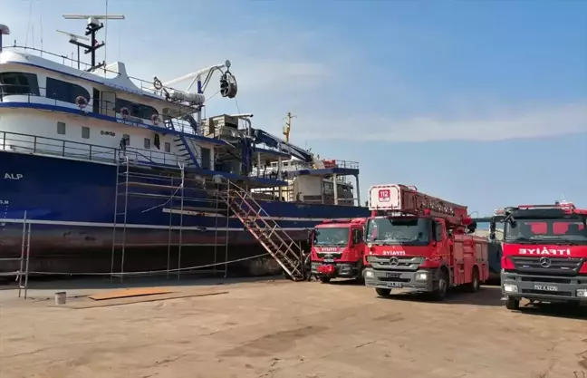 Ünye Limanı'nda bakımı yapılan gemide yangın çıktı