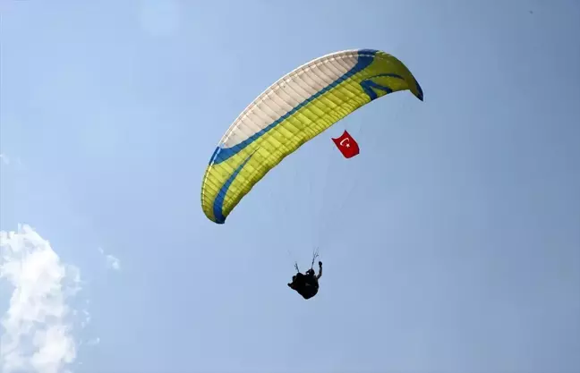 Bitlis Yamaç Paraşütü Kulübü Üyeleri Zafer Bayramı'nda Türk Bayraklarıyla Uçtu