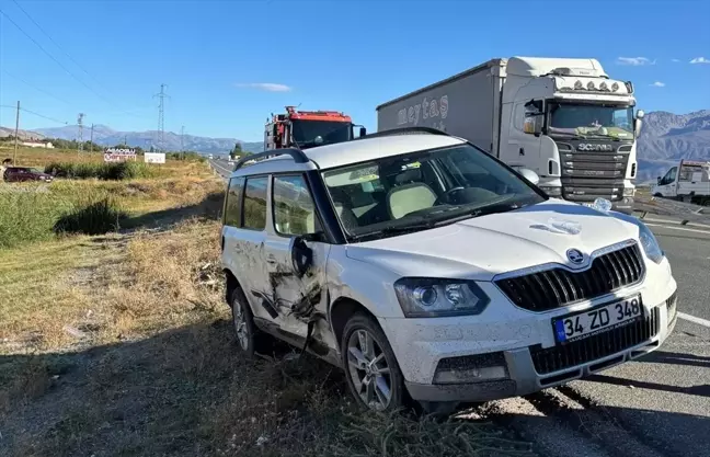 Erzincan'da Otomobil-Kamyon Çarpışması: 3 Yaralı