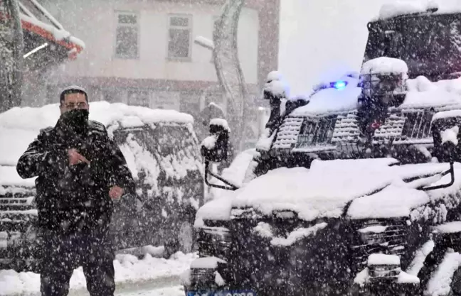 Hakkari Polisi Soğuk Havalara Rağmen Görevine Devam Ediyor