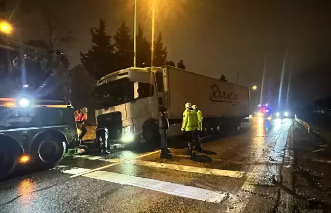 Büyükçekmece'de Makaslayan Tır Trafiği Felç Etti