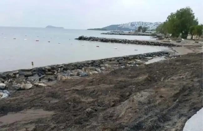 Sahile İzinsiz Yapılan Taş Duvar Belediye Tarafından Yıkıldı