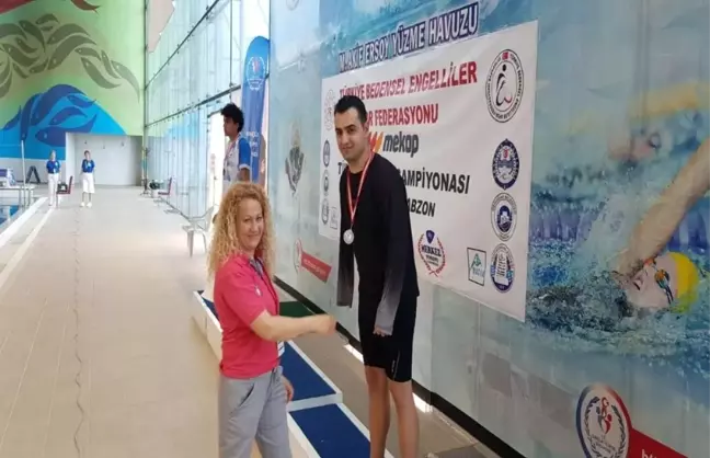 Tek Kolu ile Yüzme Şampiyonu Oldu