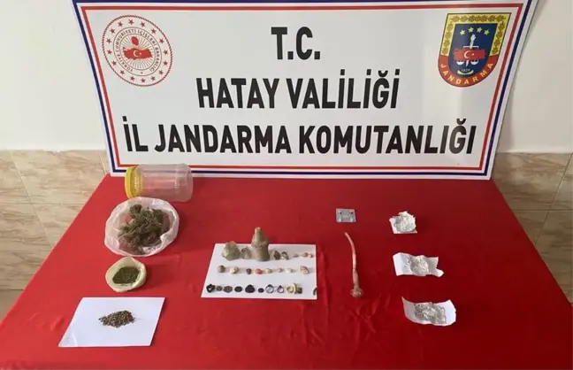 Hatay'da evlerinde tarihi eser, uyuşturucu ve silah bulunan 2 zanlıya gözaltı