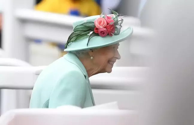 Kraliçe II. Elizabeth, geceyi hastanede geçirdikten sonra Windsor Kalesi'ne döndü