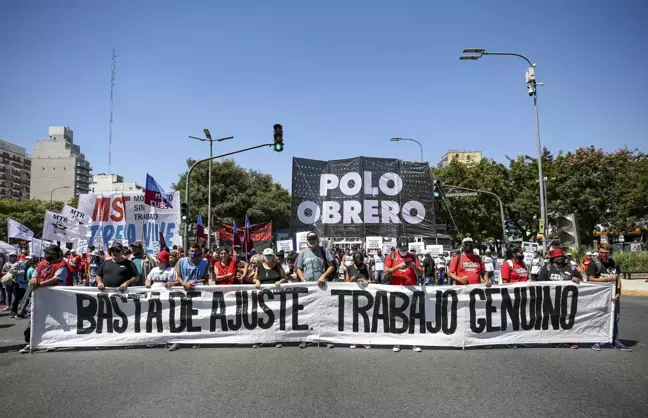 BUENOS AIRES - Arjantin'de sosyal yardımların artırılması için binlerce kişi sokakta