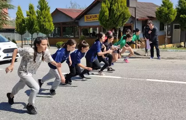 Gölcük'te gençler 23 Nisan için koştu