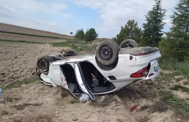 Afyonkarahisar'da şarampole devrilen otomobildeki 5 kişi yaralandı