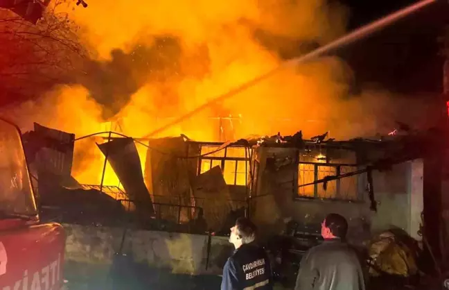 Kütahya'da Ağarı köyünde çıkan yangında bir ev kullanılamaz hale geldi