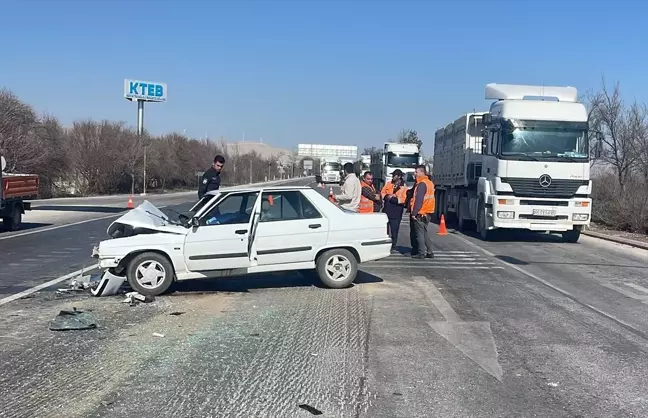 Konya'da otomobil ile hafif ticari araç çarpışması: 2 kişi hayatını kaybetti