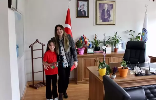 Pehlivanköy Kaymakamı Fatma Ballı, kompozisyon yarışmasında birinci olan öğrenciyi kabul etti