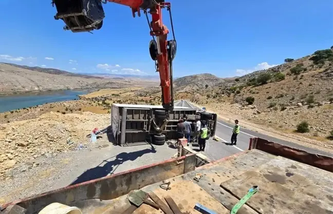 Erzincan'da tır devrildi, sürücü yaralandı