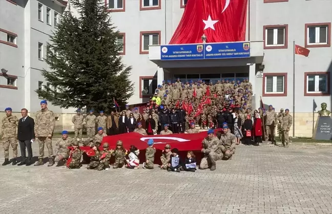 Tatvan'da minik öğrenciler Cumhuriyet Bayramı coşkusunu yaşadı