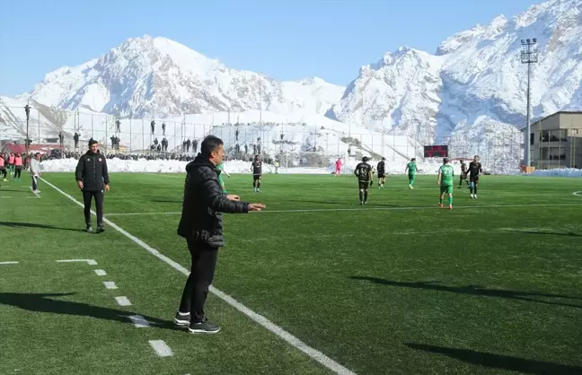 Hakkari'de Futbol ve Devlet Memurluğunu Bir Arada Yürüten 'İmparator' Mikail Özdemir