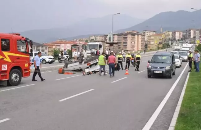 Otomobil, Refüje Çarpıp Devrildi: 4 Yaralı