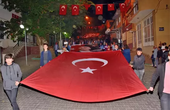 Beydağ'da Fener Alayı yürüyüşü
