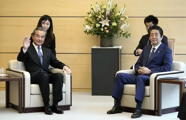 Japonya Başbakanı Abe, Çin Dışişleri Bakanı Wang ile görüştü
