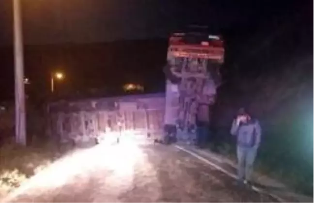 Erdek'te odun yüklü Tır devrildi