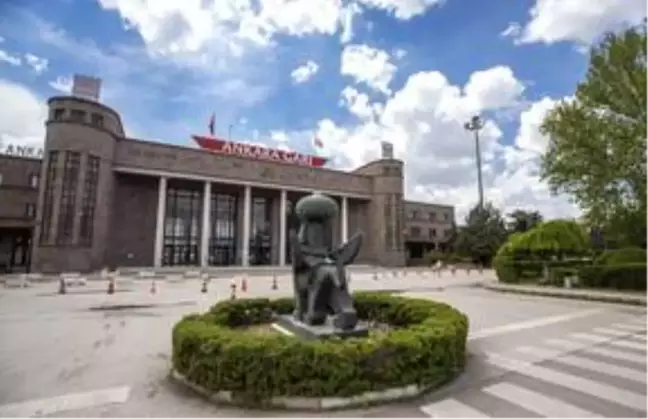 Başkentliler sokağa çıkma kısıtlamasının ikinci gününde de evlerinde kalmaya özen gösterdi