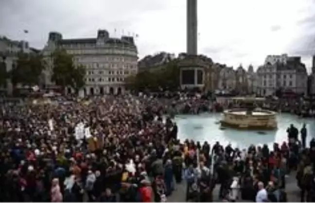 Londra'da Covid-19 önlemleri protesto edildi