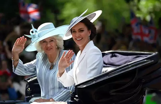 Kraliçe II. Elizabeth, Kraliyet Hava Kuvvetleri'nin uçuşunu Buckingham Sarayı'ndan izledi