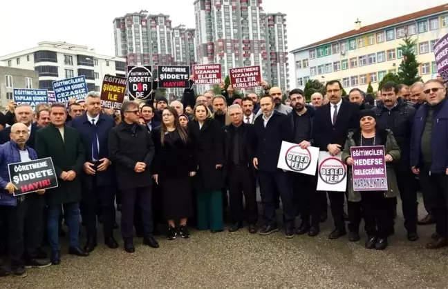 Samsun'da Müdürün Darp Edilmesi Okul Bahçesinde Protesto Edildi