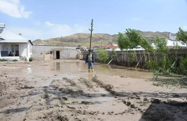 Van'ın Özalp ilçesinde derenin taşmasıyla zarar oluştu