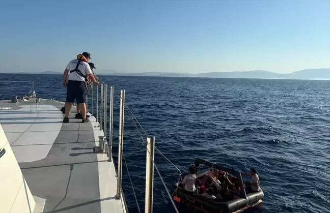 İzmir'in Urla ilçesi açıklarında 18 düzensiz göçmen yakalandı ve 18 düzensiz göçmen kurtarıldı