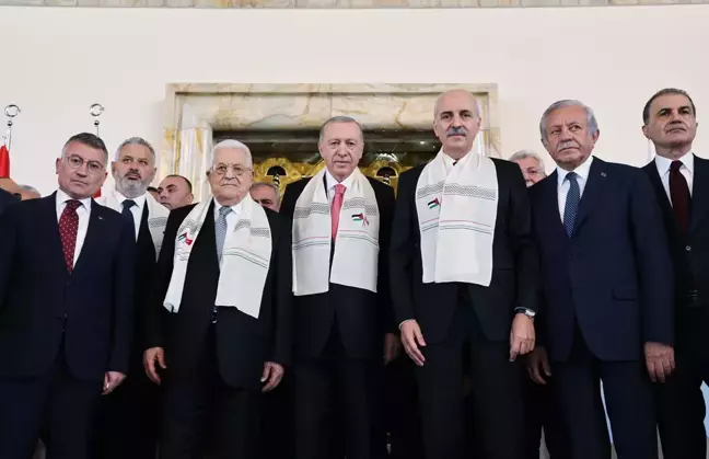 Kurtulmuş, Filistin Devlet Başkanı Abbas'a Hediyeler Verdi