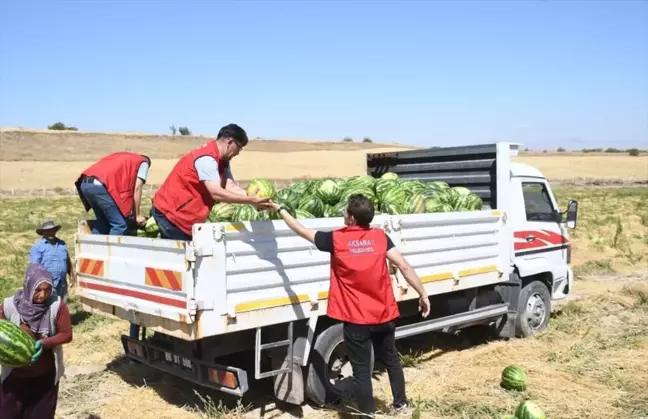 Aksaray Belediyesi, sürücülere ve vatandaşlara 80 ton karpuz dağıttı