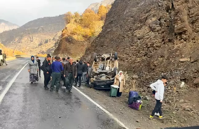 Hakkari'de Minibüs Takla Attı: 11 Yaralı