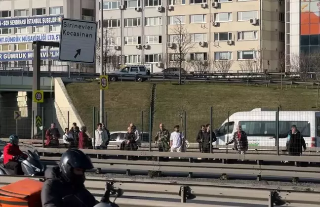 Bahçelievler'de Metrobüs Arızası Yolcuları Bekletiyor