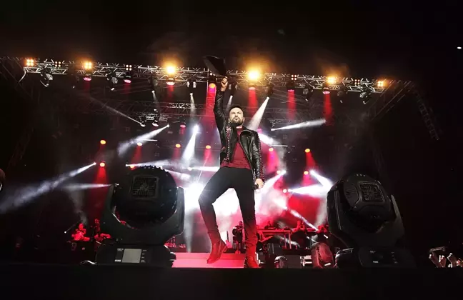 Tarkan, Bakü'de 20 Bin Kişiye Konser Verdi