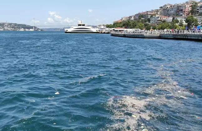 Üsküdar'da kıyıya vuran çöplerin oluşturduğu kirlilik çevredekileri rahatsız etti