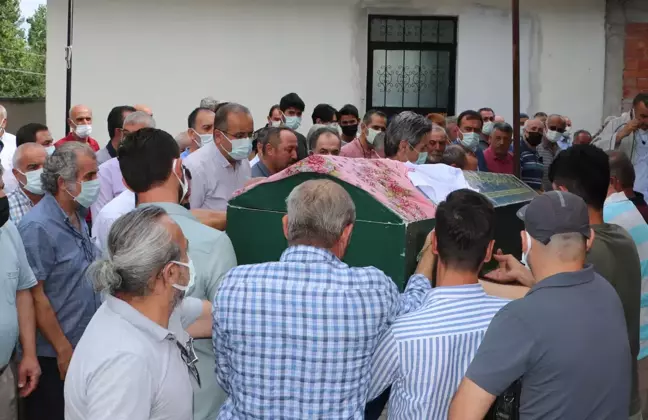 Balayı yolunda trafik kazasında hayatını kaybeden sağlık çalışanı toprağa verildi