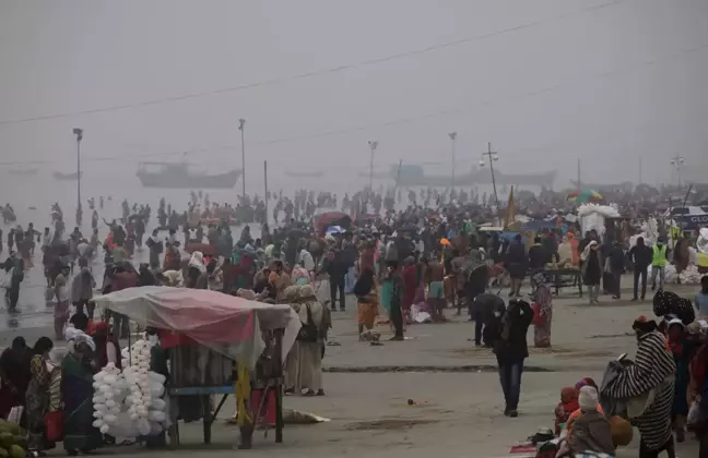 Binlerce Hindu Covid-19'a rağmen Ganj Nehri'ne girdi