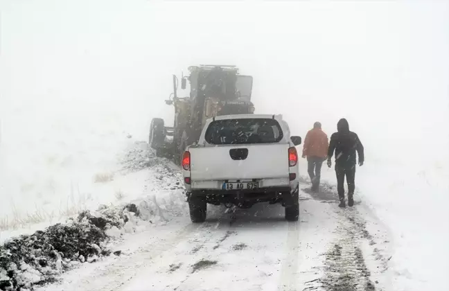 Bitlis'te kar ve tipi nedeniyle mahsur kalan 3 kişi kurtarıldı