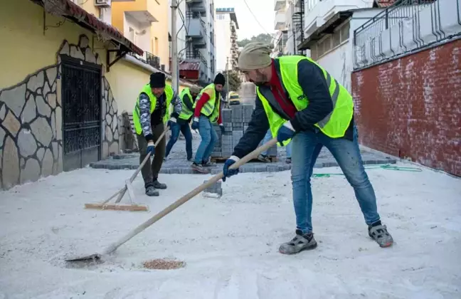 Kuşadası Belediyesi Hacıfeyzullah Mahallesi'nde Yol Yapım Çalışmalarına Devam Ediyor