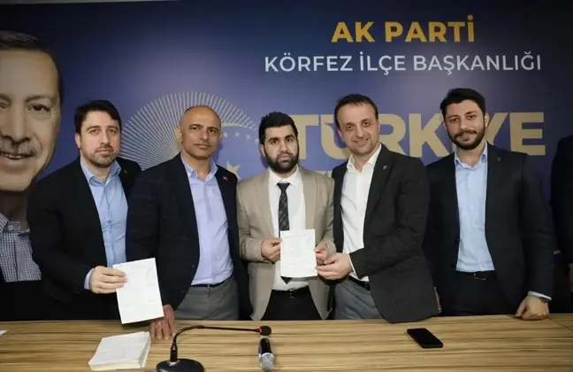 Kocaeli Körfez İlçesinde İYİ Parti'den AK Parti'ye Geçenlere Rozet Takıldı
