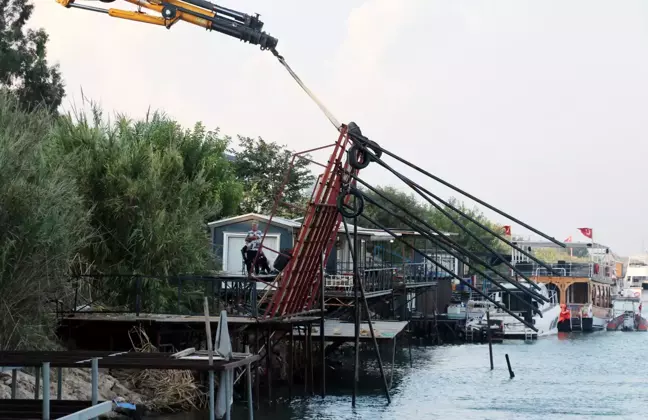 Mahalleli Tur Teknesinin İskeleye Uzun Süre Beklemesine Tepki Gösterdi