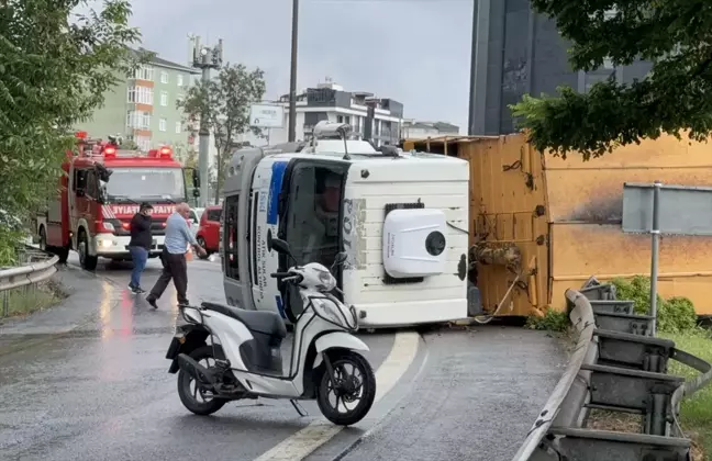 Kartal'da Yağış Nedeniyle Asfalt Yüklü Kamyon Devrildi