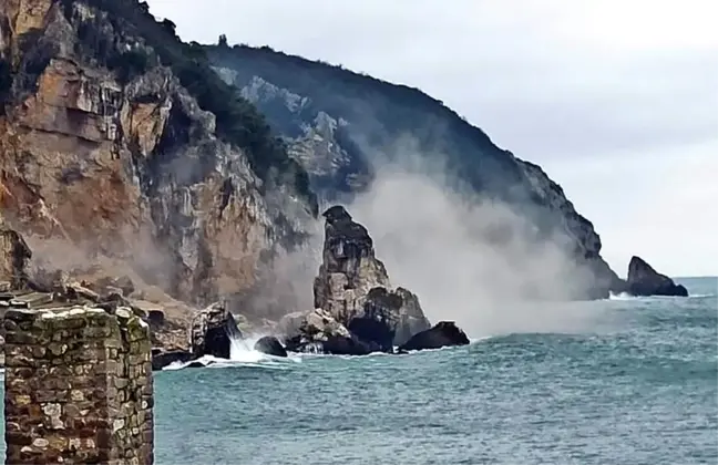 Amasra'da Heyelan: Dev Kayalar Denize Düştü