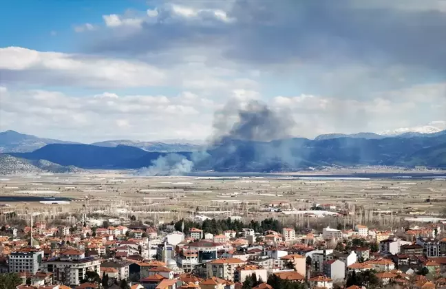 Burdur Gölhisar'da Sazlık Alanında Yangın Çıktı