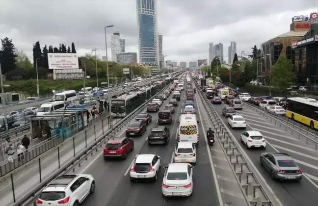 İstanbul'da akşam saatlerinde trafik yoğunluğu yaşanıyor