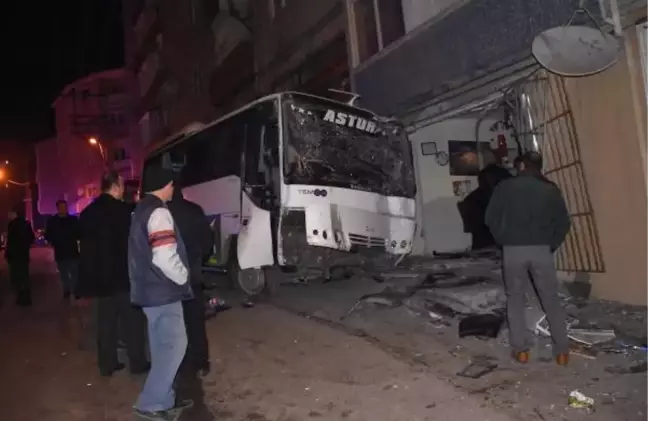 Sürücünün Kontrolü Yitirdiği Minibüs İşyerine Girdi: 1 Yaralı